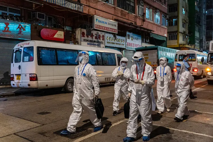 Hong Kong recorre a "confinamentos inesperados" para frear avanço da covid-19 (Bloomberg / Colaborador/Getty Images)