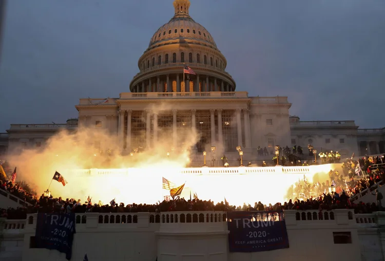 Centenas de manifestantes marcharam de um comício na frente da Casa Branca até o Capitólio e invadiram o edifício (Leah Millis/Reuters)