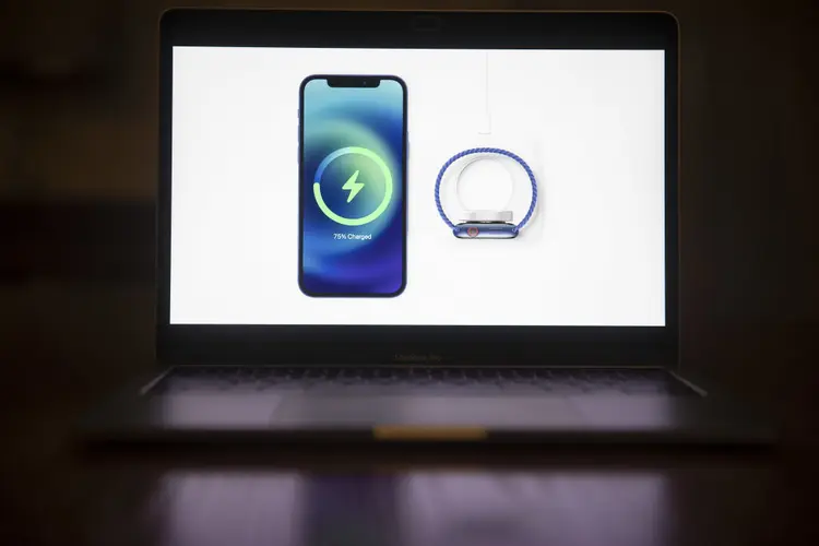 MagSafe: conector magnético foi lançado no iPhone 12, no ano passado (Daniel Acker/Bloomberg/Getty Images)