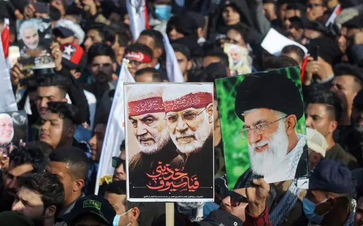 Em 3 de janeiro de 2020, por ordem do presidente Trump, um ataque de drones pulverizou os dois veículos, onde estavam Qassem Soleimani (Sarah BENHAIDA/AFP)