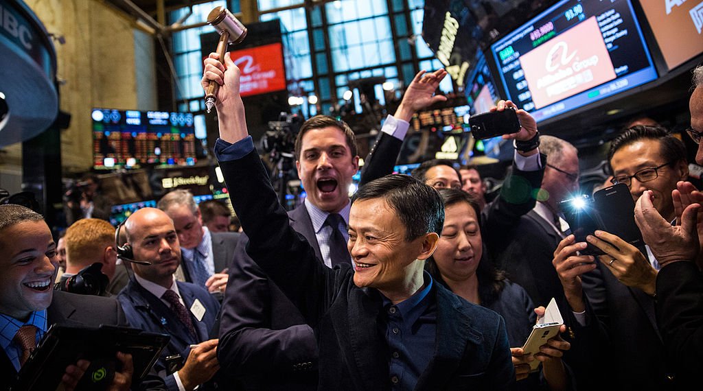 Império de Jack Ma enfrenta intensa pressão do governo chinês seria um sinal de confiança dos investidores globais na empresa (Getty Images/Andrew Burton)