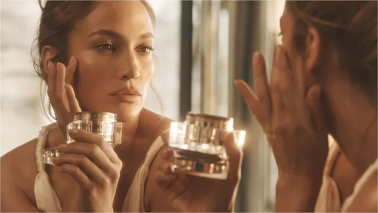 Jennifer Lopez acaba de lançar sua marca de maquiagem e cosméticos, a JLo Beauty, mas ela não é a única famosa a entrar no mundo da beleza. (JLo Beauty/Reprodução)