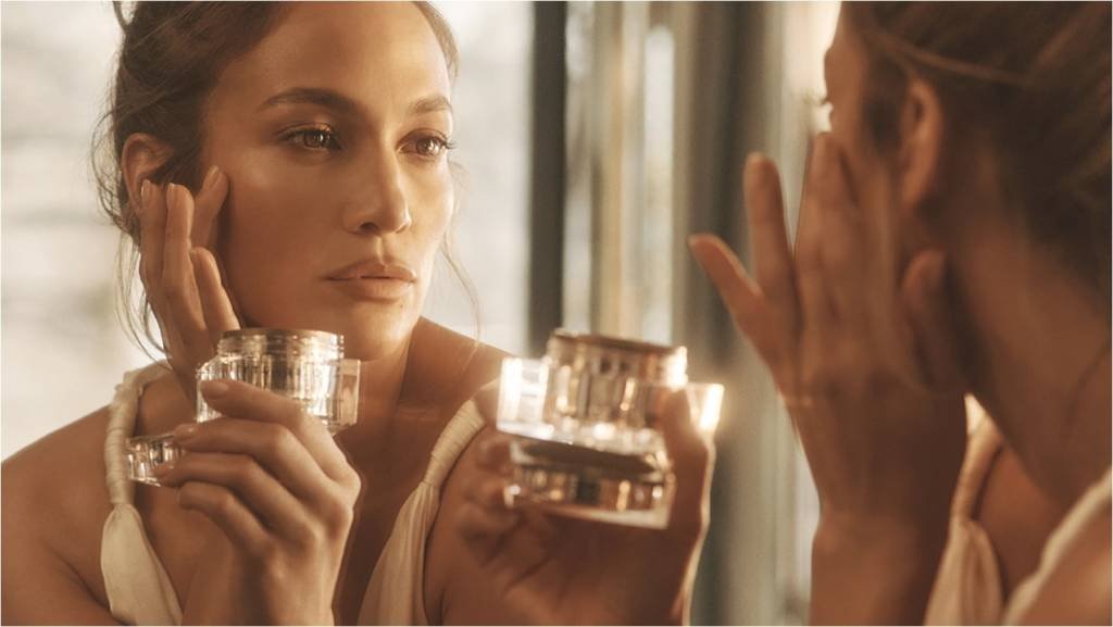 Jennifer Lopez acaba de lançar sua marca de maquiagem e cosméticos, a JLo Beauty, mas ela não é a única famosa a entrar no mundo da beleza. (JLo Beauty/Reprodução)