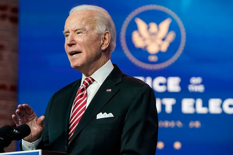 Biden pode anunciar pacote de 2 trilhões de dólares ainda nesta quinta-feira; bolsas sobem (Joshua Roberts/Getty Images)