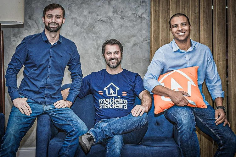 Marcelo Scandian, Daniel Scandian e Robson Privado, cofundadores da MadeiraMadeira: a empresa surgiu como um e-commerce de móveis e materiais de construção em 2009 (MadeiraMadeira/Divulgação)