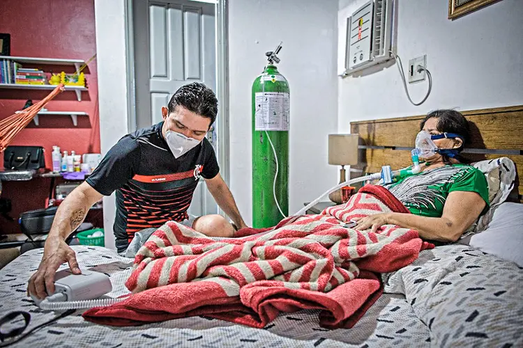 Com hospitais lotados em Manaus, médico cuida da mãe com covid-19 em casa (MICHAEL DANTAS/AFP)