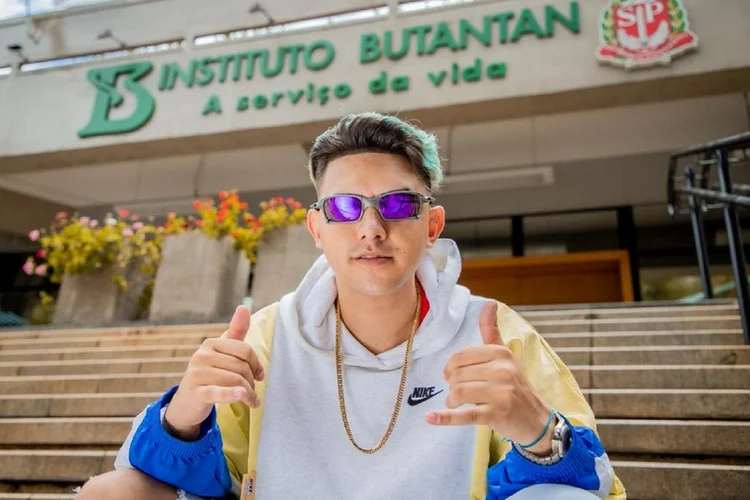 MC Fioti no Instituto Butantan (Matheus Suburbano/Kondzila/Divulgação)