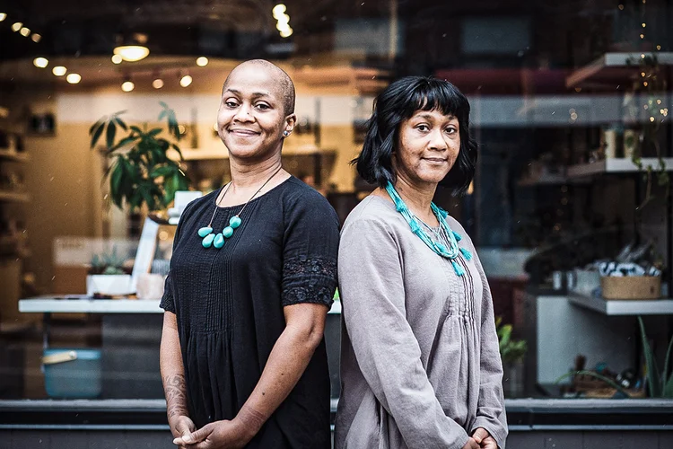 Tannis e sua irmã Mara Bundi, donas do Green Jar, em Toronto: empreendedoras adotaram a iniciativa do Not Amazon para vender mais na pandemia (Chloe Ellingson/The New York Times)