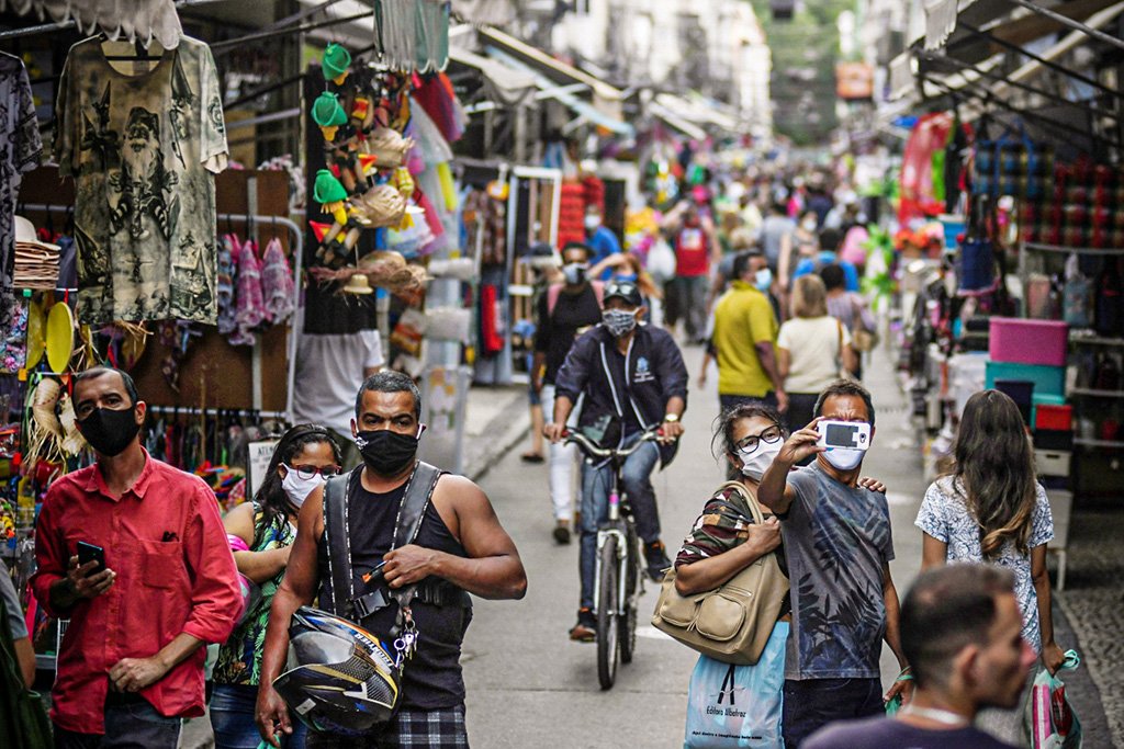 Comércio de rua no Rio de Janeiro: alta taxa de informalidade e digitalização acelerada na pandemia podem atrapalhar retomada brasileira, diz FMI (Lucas Landau/Reuters)