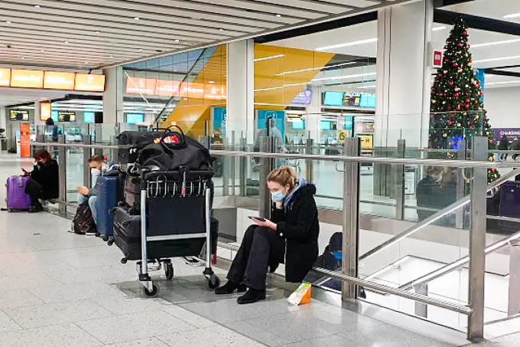 Passageiros em aeroporto no Reino Unido: mais de 70% dos britânicos pretende viajar no verão (Gareth Fuller/Getty Images)