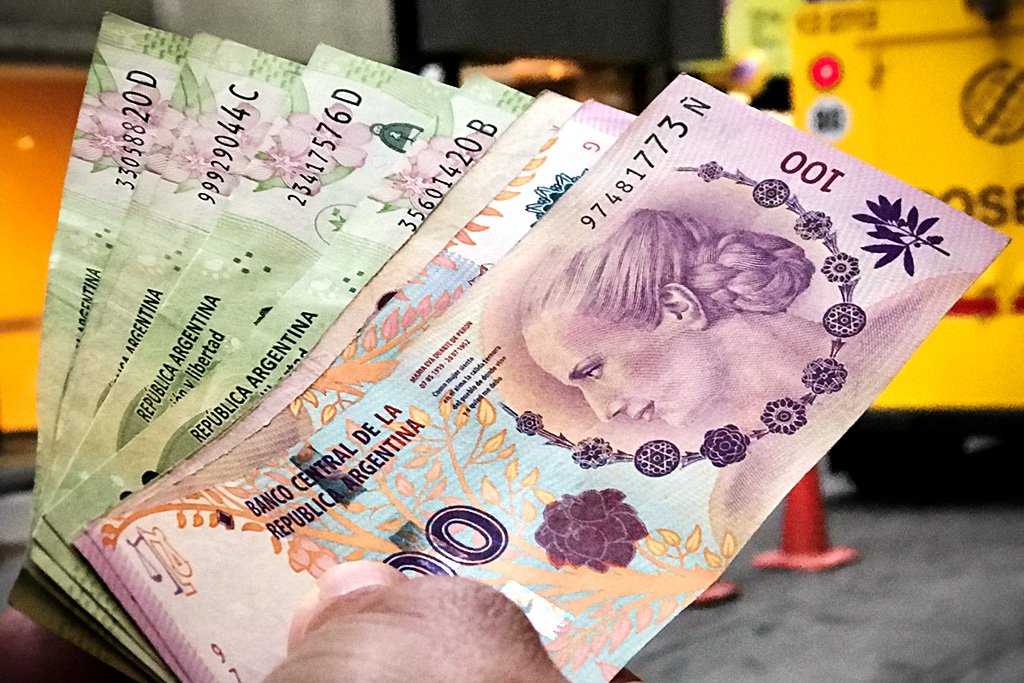 Peso argentino deve afundar 70% até final de 2024, diz BofA