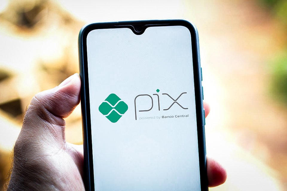 Pix é usado por 71% dos brasileiros; aprovação chega a 99% entre jovens