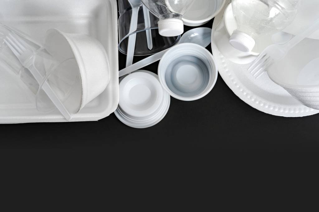 Banir ou reciclar, qual é a melhor opção para o plástico descartável?
