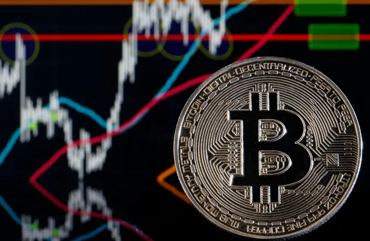 Bitcoin: depois de serem evitadas por empresas financeiras por muito tempo, a bitcoin e outras moedas virtuais parecem estar cada vez mais presentes no mercado (Chesnot/Getty Images)