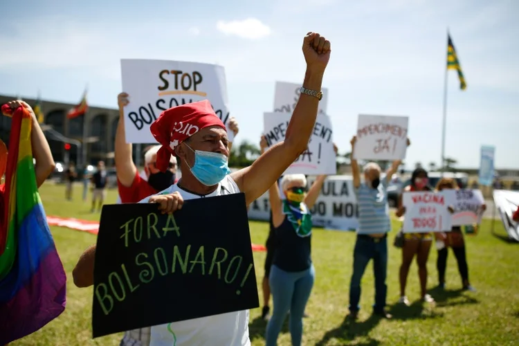 Domingo, 31: manifestantes protestam contra o presidente Jair Bolsonaro e sua gestão da pandemia de coronavírus, em Brasília (AFP/Reprodução)