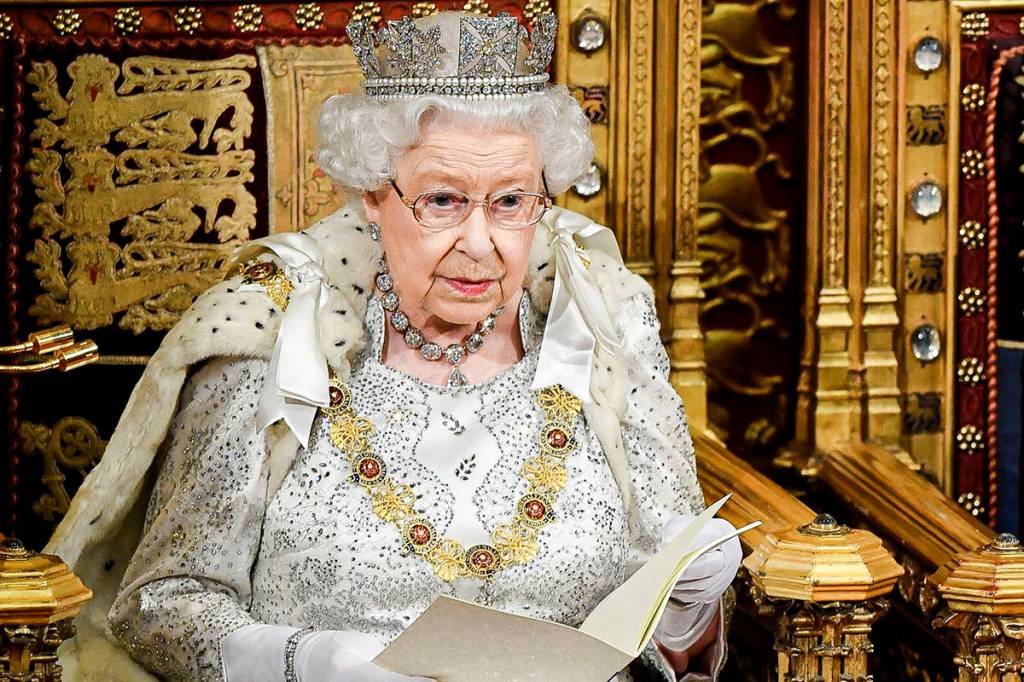 Elizabeth II soprava velinhas duas vezes ao ano (Toby Melville/Reuters)