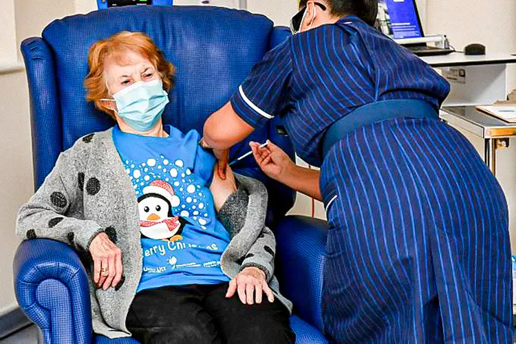 Margaret Keenan, quando estava prestes a completar 91 anos, foi a primeira vacinada contra covid-19 no início da imunização no Reino Unido (Jacob King/Pool/Reuters)