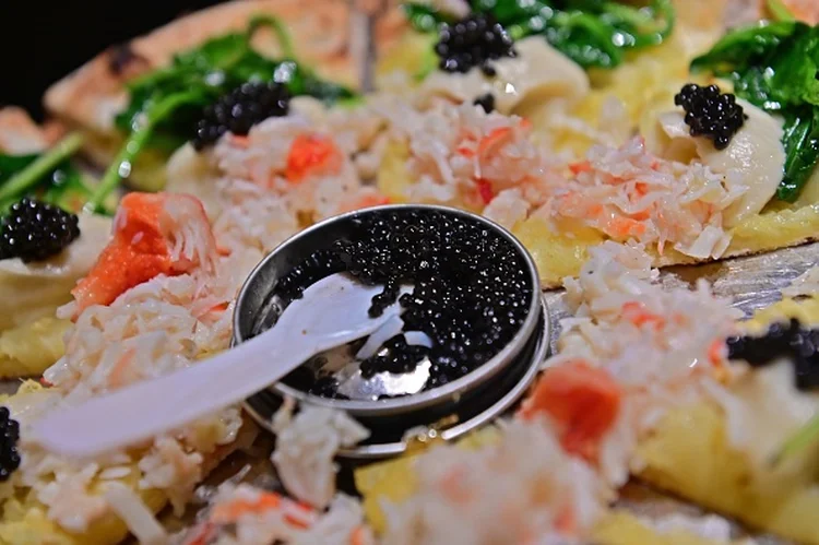 Pizza de pata de caranguejo e caviar do Luigia, em Dubai: restaurantes dão desconto para quem tomou a vacina contra a Covid-19 (GIUSEPPE CACACE/Getty Images)