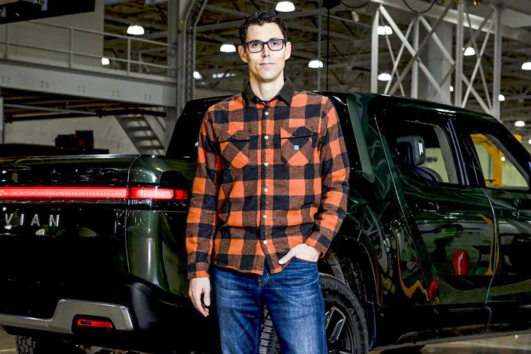 RJ Scaringe, fundador e presidente da Rivian: o empreendedor é formado em engenharia pelo MIT e passou meses tomando banhos gelados e lavando roupa à mão para minimizar sua pegada de carbono (Lyndon French/The New York Times)