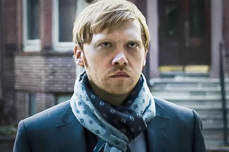 Em Servant, Rupert Grint interpreta Sean Turner, um pai abalado após a perda de seu filho.  (Apple TV+/Divulgação)