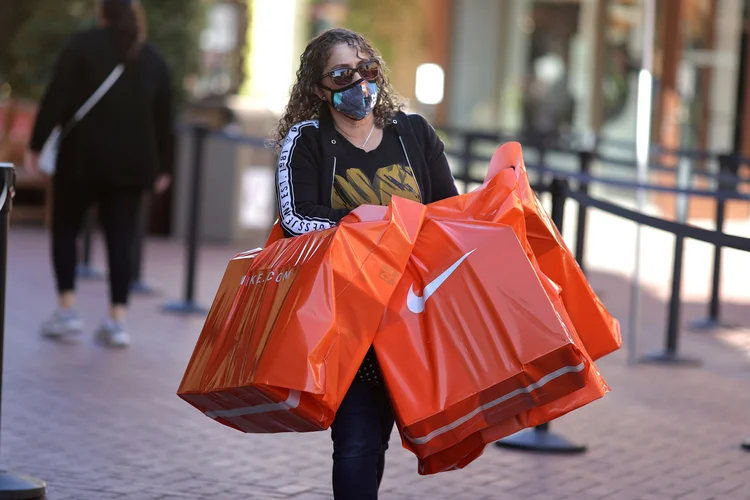 Evite as compras em momentos de instabilidade emocional (Lucy Nicholson/Reuters)