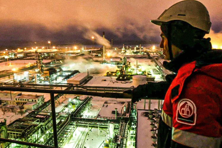 Em toneladas, a produção de petróleo e condensado de gás caiu para 512,68 milhões em 2020, ante um recorde pós-soviético de 560,2 milhões, ou 11,25 milhões de bpd, em 2019 (Andrey Rudakov/Bloomberg)