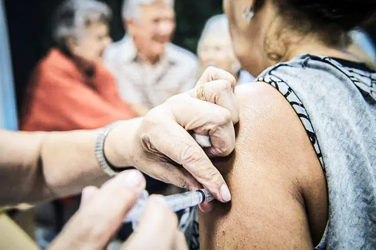 Vacinação de idosos contra a covid-19: expectativa é que o Brasil tenha mais de 200 milhões de doses até agosto (Marcelo Camargo/Agência Brasil) (Marcelo Camargo/Agência Brasil)