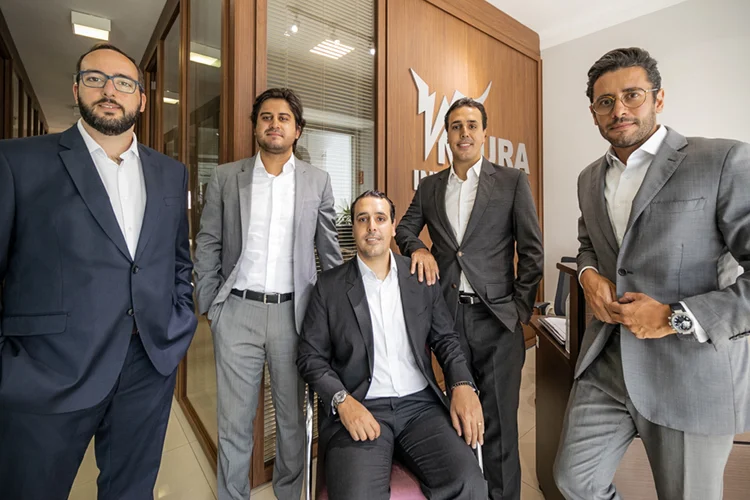 Fábio Biral, Lourenço Neto, Diego Ramiro (sentado), Pedro Lopes e Mayros Gama, sócios da Miura Investimentos: expansão com a aquisição de escritórios concorrentes e em mercados promissores do interior do país (Vagner Concon/Divulgação)