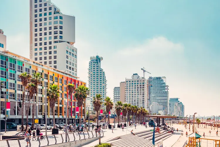 Orla de Tel Aviv: bairros inteiros estão sendo erguidos nos arredores da metrópole, impulsionado pela demanda de profissionais de tecnologia (kolderal/Getty Images)