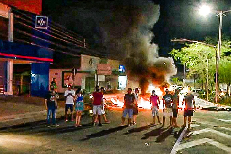 Na noite deste sábado, 2, moradores do bairro Água Mineral interditaram a Avenida Duque de Caxias em protesto (TV Clube/Reprodução)