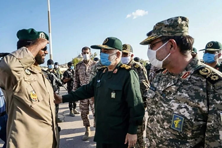 Chefe dos Guardiães da Revolução do Irã, Hossein Salami (centro), inspeciona tropas na ilha de Abu Musa, em 2 de janeiro de 2021 (AFP/AFP)