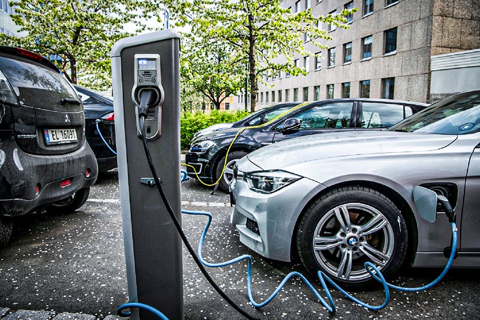 Carros elétricos são uma realidade e sua popularização deve aumentar bastante nos próximos anos (AFP/AFP)