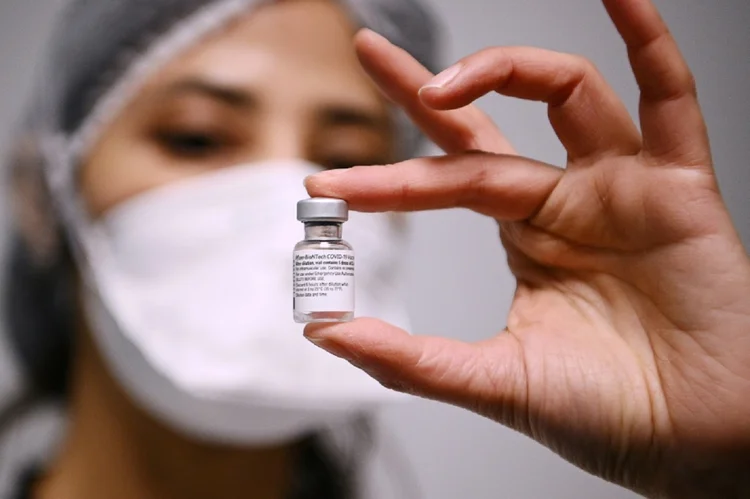 Pfizer: “Uma boa proposta de avaliação para alguém ser vacinado é o risco da covid e se as consequências negativas da covid forem ainda maiores do que o risco de uma reação séria à vacina”, (AFP/AFP)