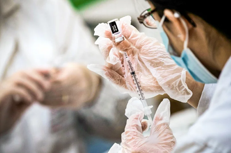Vacina da Pfizer: imunizante de RNA mensageiro é muito eficaz para prevenir internações e infecções (AFP/AFP)