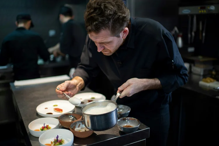 Alexandre Mazzia em seu restaurante em Marselha, em 2018 (AFP/AFP)