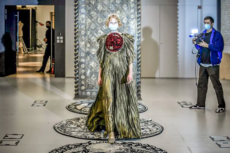 Modelo usa uma criação de alta costura da Dior em Paris, em 20 de janeiro de 2021. (AFP/Reprodução)