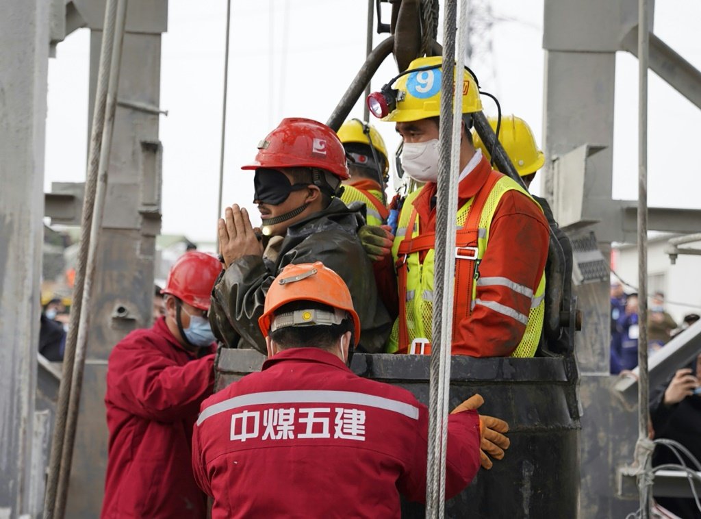 Nove mineiros morrem soterrados após acidente em mina na China