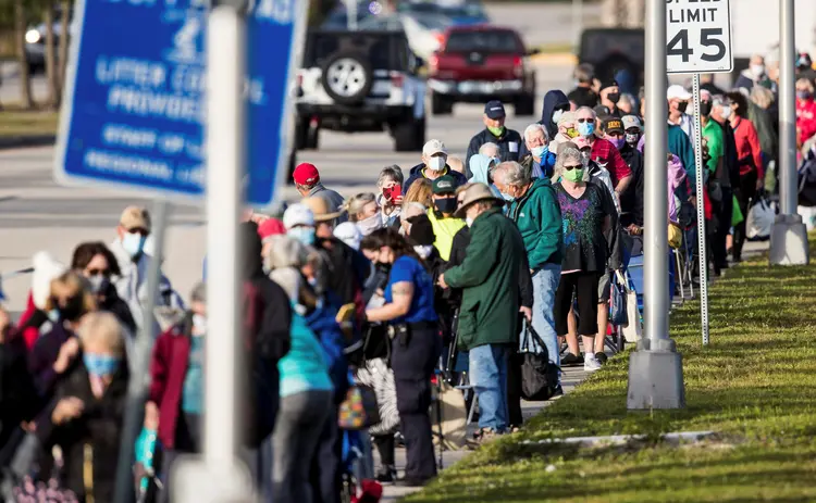 Centenas de pessoas fazem fila fora de biblioteca em Fort Myers, Flórida, para serem vacinadas contra Covid-19
30/12/2020
Andrew West/The News-Press/USA TODAY NETWORK via REUTERS (Andrew West/The News-Press/USA TODAY NETWORK/Reuters)