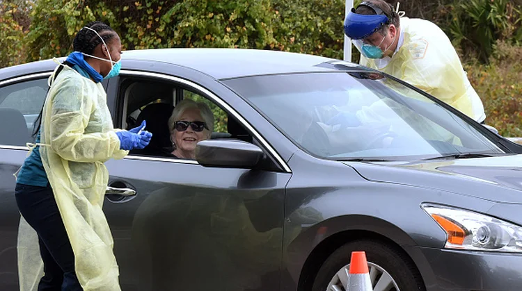 Vacinação na cidade de Deltona, na Flórida: funcionários da área saúde aplicam em drive-thru a vacina da Moderna, disponível no estado americano (Paul Hennessy/Getty Images)