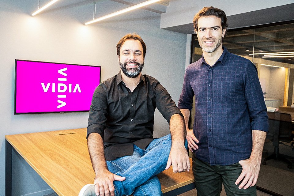 Thiago Bonini e Eduardo Cerqueira, fundadores da Vidia: a empresa foi criada em 2020 para conectar hospitais particulares a pacientes que precisam de cirurgias (Andréa Matsumoto/Vidia/Divulgação)