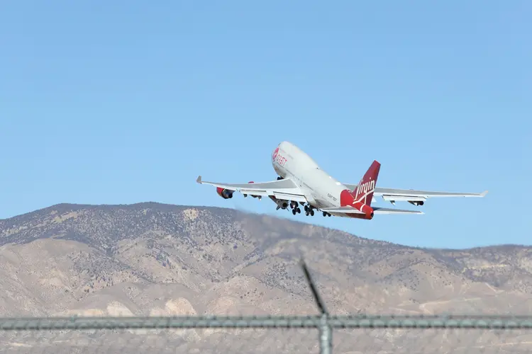 O avião lançado é um Boeing 747, apelidado de Cosmic Girl (Twitter @Virgin_Orbit/Divulgação)