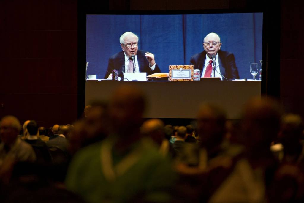 Warren Buffett (à esquerda) e Charlie Munger durante encontro anual da Berkshire Hathaway em Omaha, Nebraska (Daniel Acker/Bloomberg)