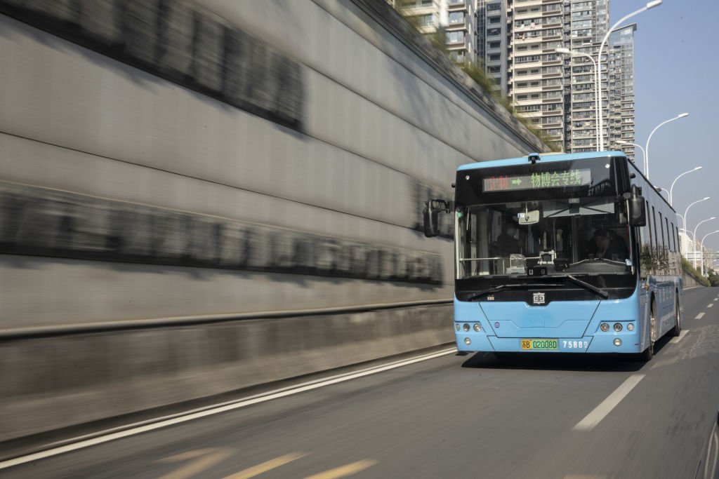 Ônibus autônomo da chinesa Huawei é testado em rua (Qilai Shen/Bloomberg/Getty Images)