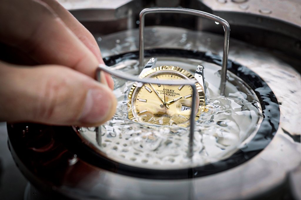 Um dos processos de reparo dos relógios consiste no teste de  impermeabilidade em
cubas hiperbáricas desenvolvidas pela marca. (Rolex/Divulgação)
