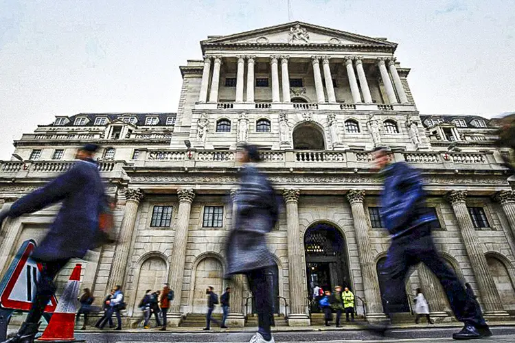 Pedestres caminham em frente ao Banco da Inglaterra (Henry Nicholls/Reuters)