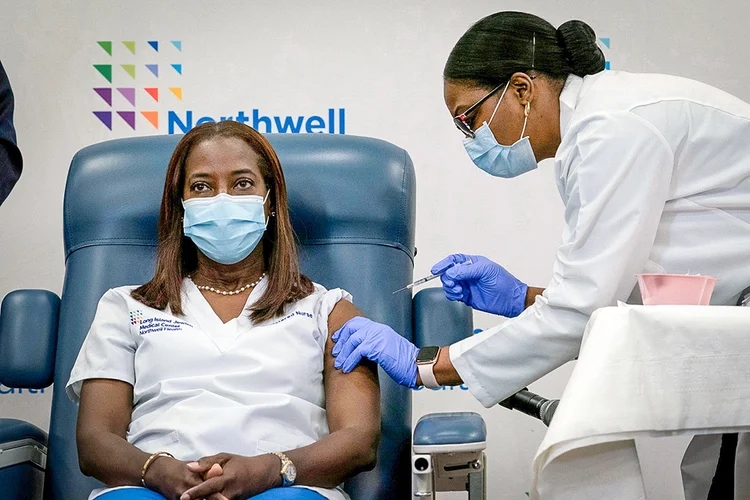 Sandra Lindsay, enfermeira em Long Island, na cidade de Nova York, foi uma das primeiras vacinadas nos EUA (Mark Lennihan/Pool via REUTERS/Reuters)