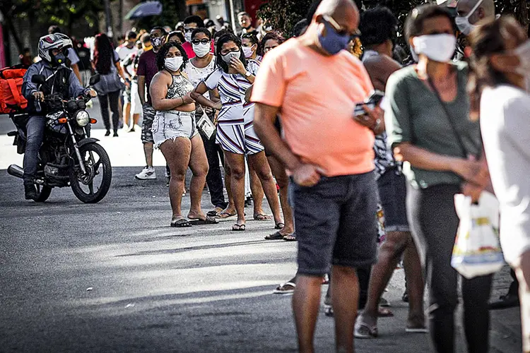 Caixa: o banco ressalta que não é preciso madrugar ou chegar antes do horário de abertura porque todas as pessoas que procurarem atendimento durante o horário de funcionamento serão atendidas (Ricardo Moraes/Reuters)