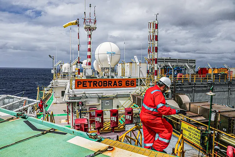 Um trabalhador caminha dentro da plataforma petrolífera Petrobras P-66 no offshore da Bacia de Santos no Rio de Janeiro, Brasil, em 5 de setembro de 2018.  (Pilar Olivares/Reuters)