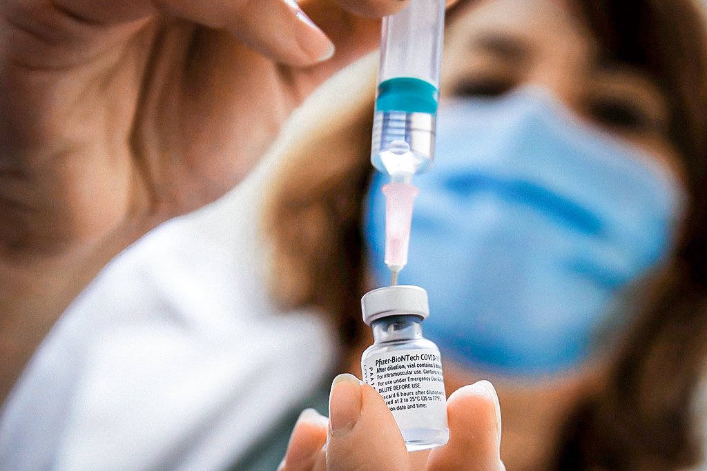 Vacina: O projeto ainda precisa ser analisado pela Câmara dos deputados (Gonzalo Fuentes/Reuters)