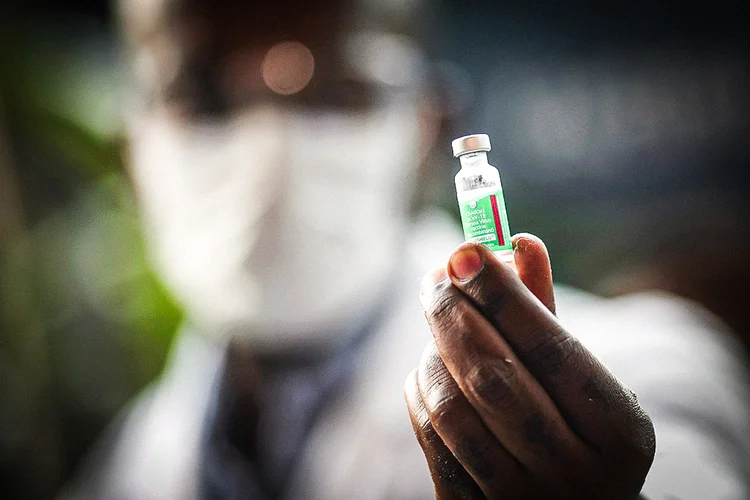 O Instituto de Tecnologia em Imunobiológicos (Bio-Manguinhos/Fiocruz) já tinha recebido na última quinta-feira, 25, insumos para a produção de seis milhões de doses da vacina (Ricardo Moraes/Reuters)